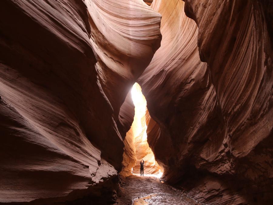 Ganquan Yucha Canyon's sandstone scenery draws visitors(1/9)
